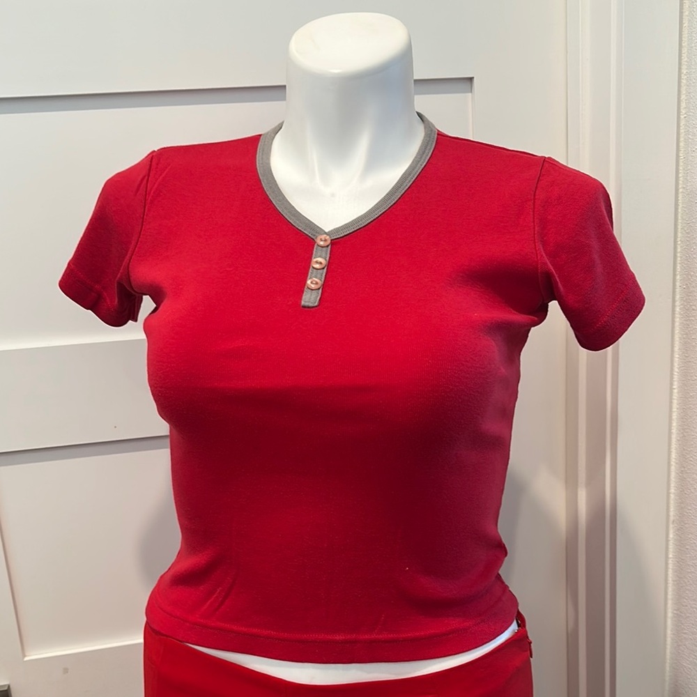 Red Short Sleeve Fitted Tee with Faux Buttoned V-Neck Size M